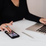 la banque en ligne, smartphone et pc